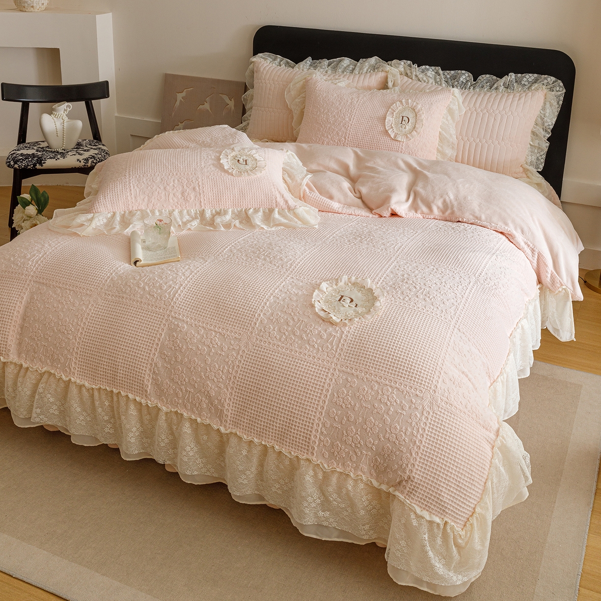 91家纺网 家纺一手货源 找家纺 （总）好儿喜家纺 2025新款雕花牛奶绒花边刺绣床盖款四件套-佩丽斯系列