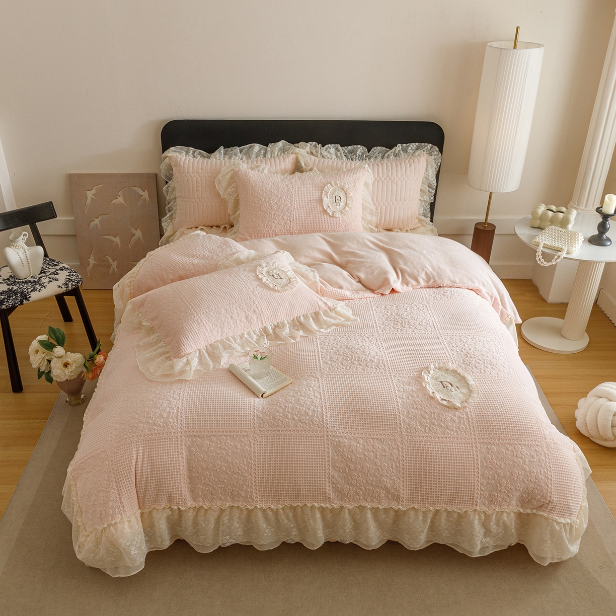 91家纺网 家纺一手货源 找家纺 （总）好儿喜家纺 2025新款雕花牛奶绒花边刺绣床盖款四件套-佩丽斯系列