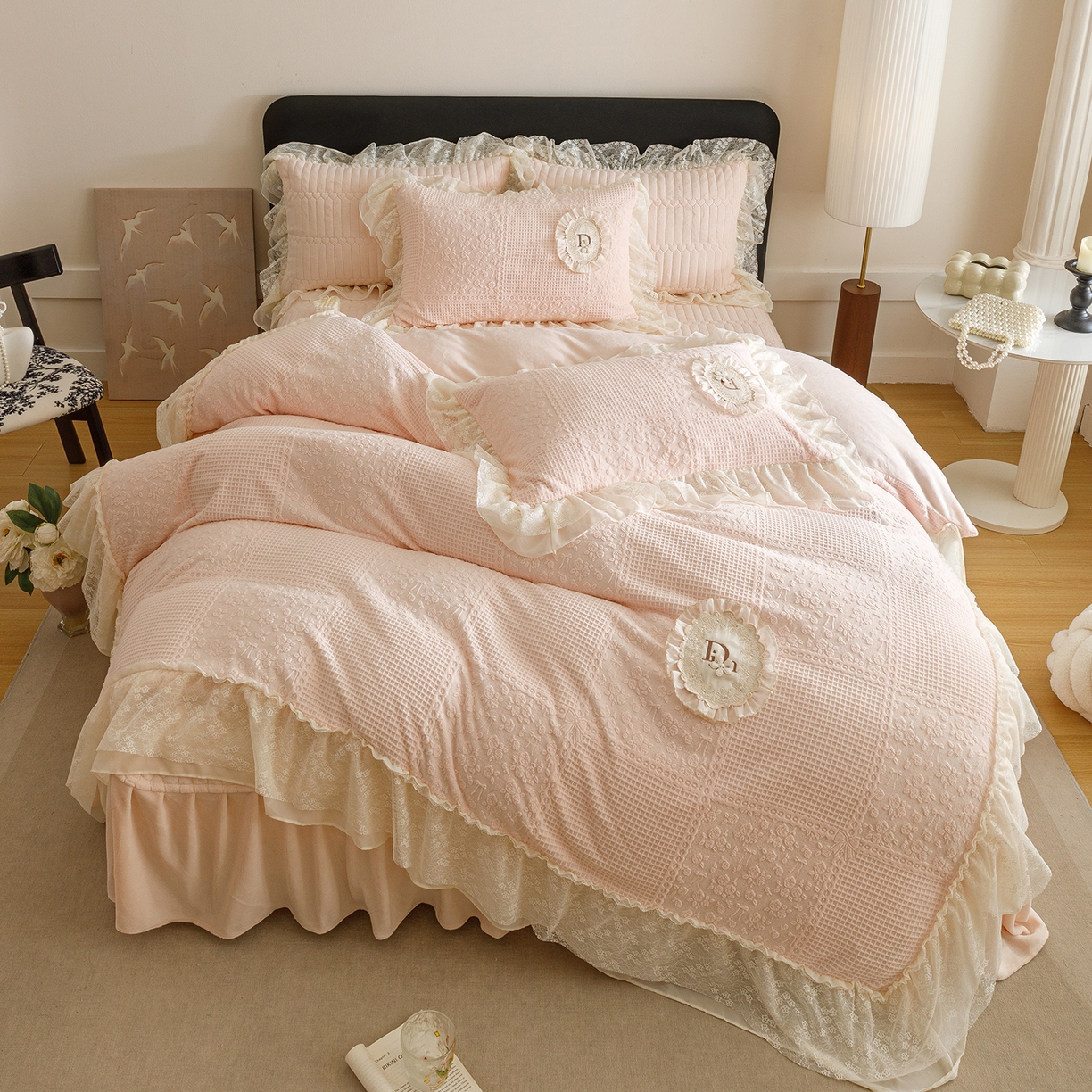 91家纺网 家纺一手货源 找家纺 （总）好儿喜家纺 2025新款雕花牛奶绒花边刺绣床盖款四件套-佩丽斯系列