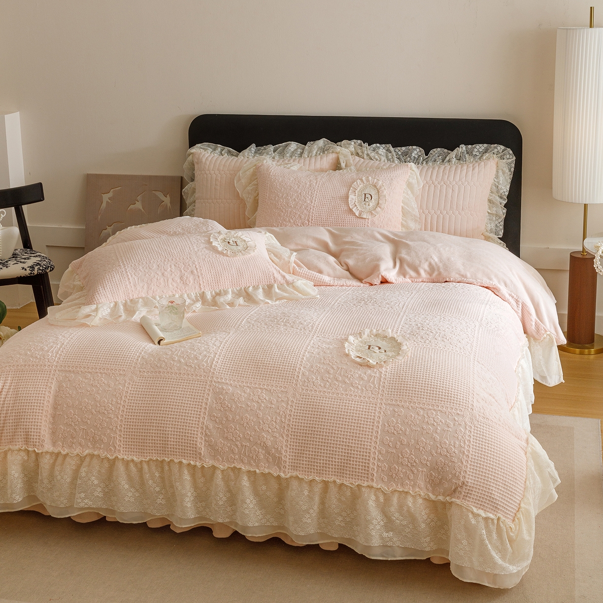 91家纺网 家纺一手货源 找家纺 （总）好儿喜家纺 2025新款雕花牛奶绒花边刺绣床盖款四件套-佩丽斯系列