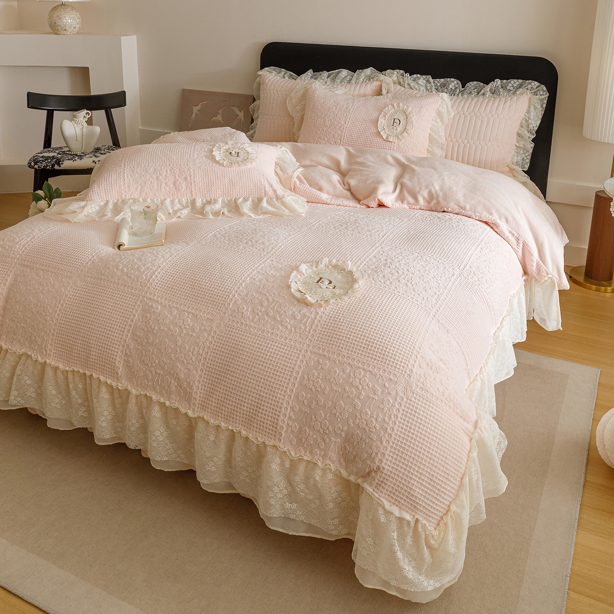 91家纺网 家纺一手货源 找家纺 （总）好儿喜家纺 2025新款雕花牛奶绒花边刺绣床盖款四件套-佩丽斯系列