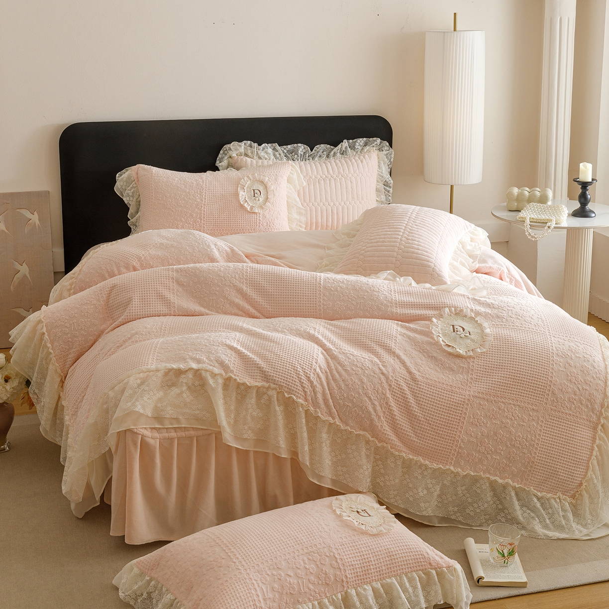 91家纺网 家纺一手货源 找家纺 （总）好儿喜家纺 2025新款雕花牛奶绒花边刺绣床盖款四件套-佩丽斯系列