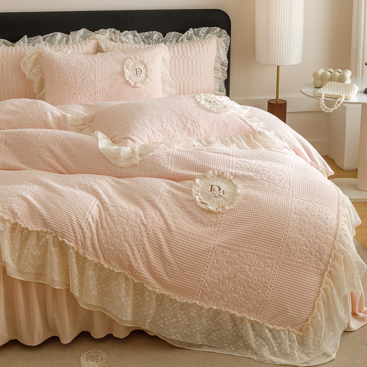 91家纺网 家纺一手货源 找家纺 （总）好儿喜家纺 2025新款雕花牛奶绒花边刺绣床盖款四件套-佩丽斯系列