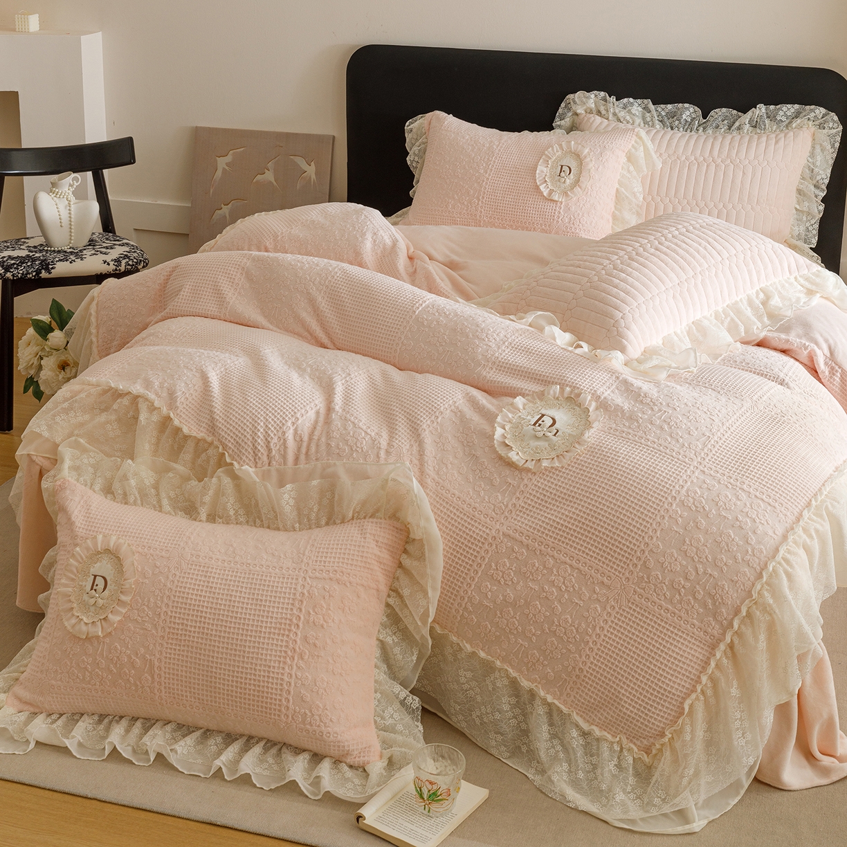 91家纺网 家纺一手货源 找家纺 （总）好儿喜家纺 2025新款雕花牛奶绒花边刺绣床盖款四件套-佩丽斯系列