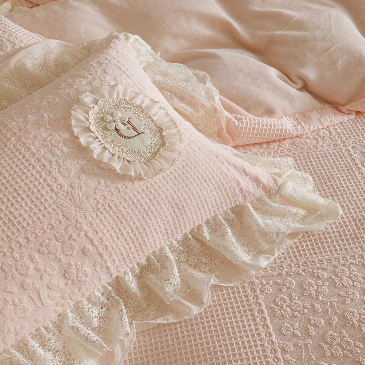 91家纺网 家纺一手货源 找家纺 （总）好儿喜家纺 2025新款雕花牛奶绒花边刺绣床盖款四件套-佩丽斯系列