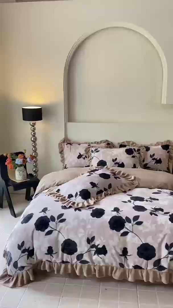 91家纺网 家纺一手货源 找家纺 （总）锦彩家居 2025新款高克重牛奶绒花边款四件套-花屿愿