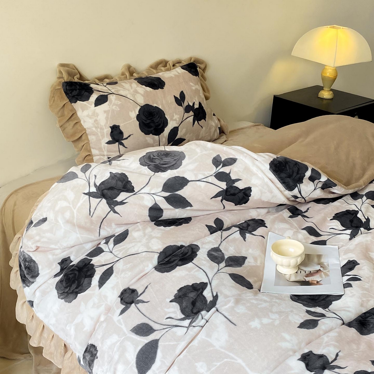 91家纺网 家纺一手货源 找家纺 （总）锦彩家居 2025新款高克重牛奶绒花边款四件套-花屿愿