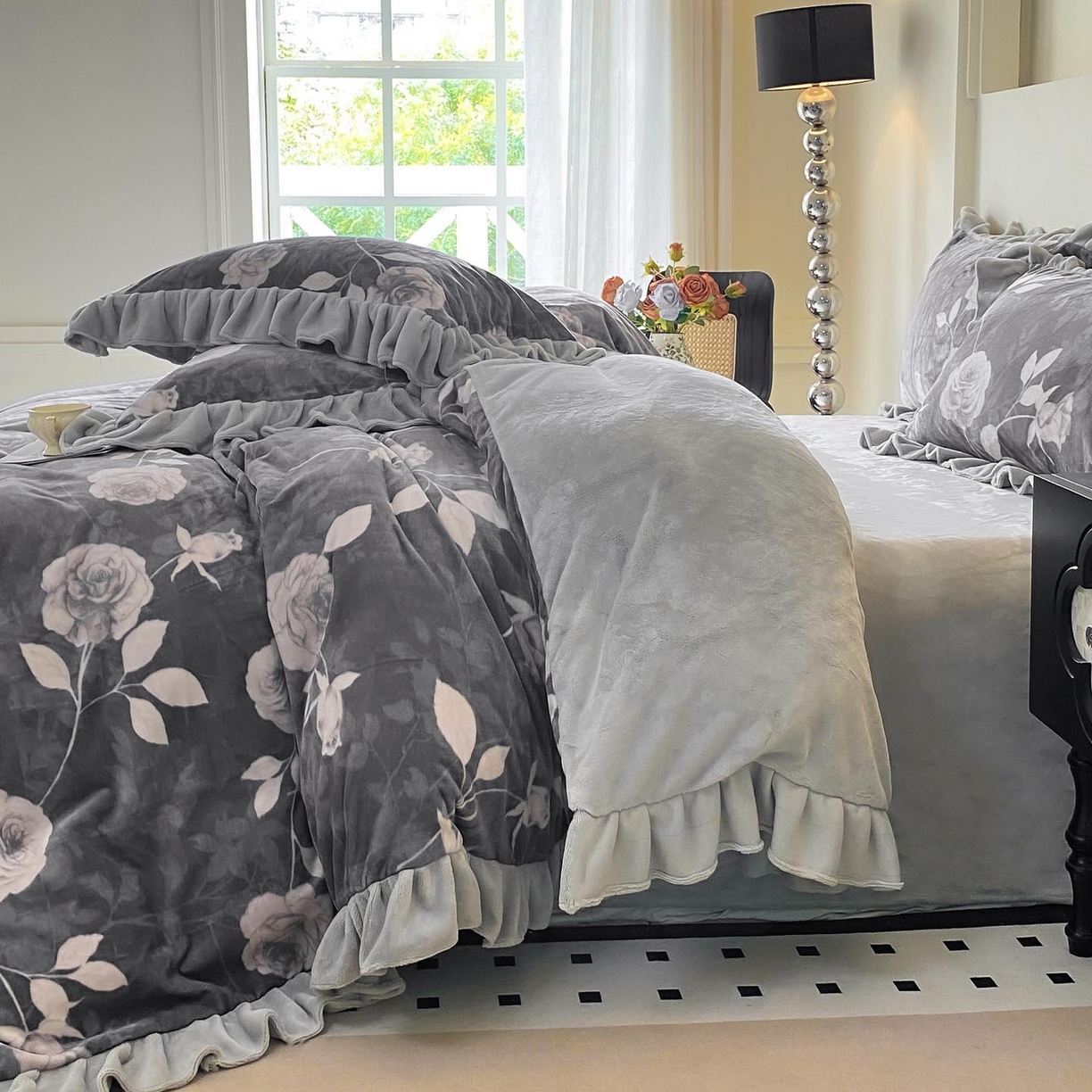 91家纺网 家纺一手货源 找家纺 锦彩家居 2025新款高克重牛奶绒花边款四件套-花屿愿 玫瑰之吻 米