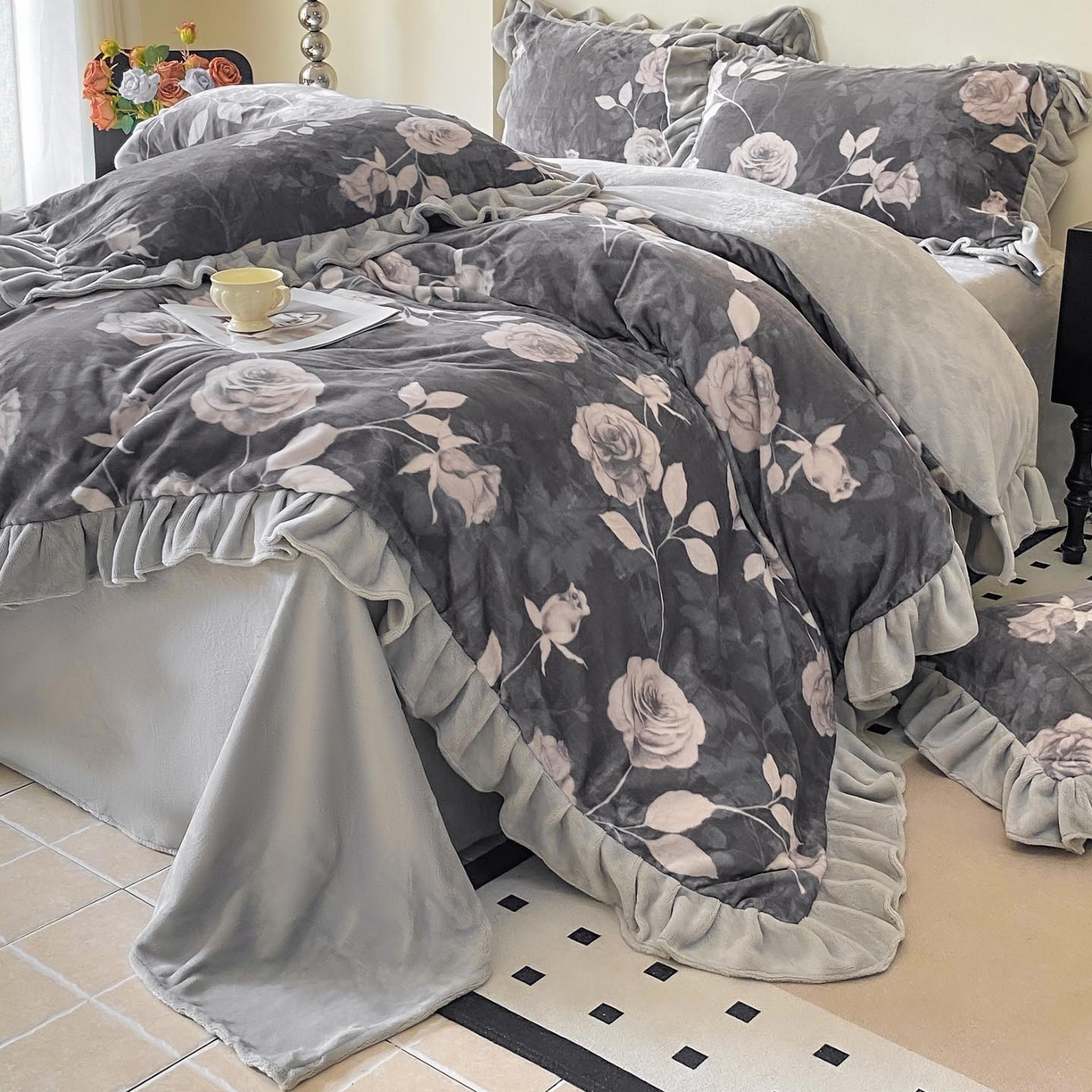 91家纺网 家纺一手货源 找家纺 锦彩家居 2025新款高克重牛奶绒花边款四件套-花屿愿 玫瑰之吻 米