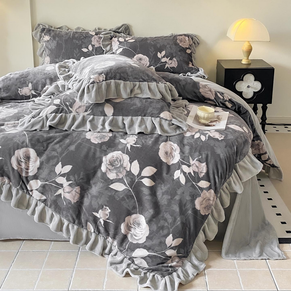 91家纺网 家纺一手货源 找家纺 锦彩家居 2025新款高克重牛奶绒花边款四件套-花屿愿 玫瑰之吻 米