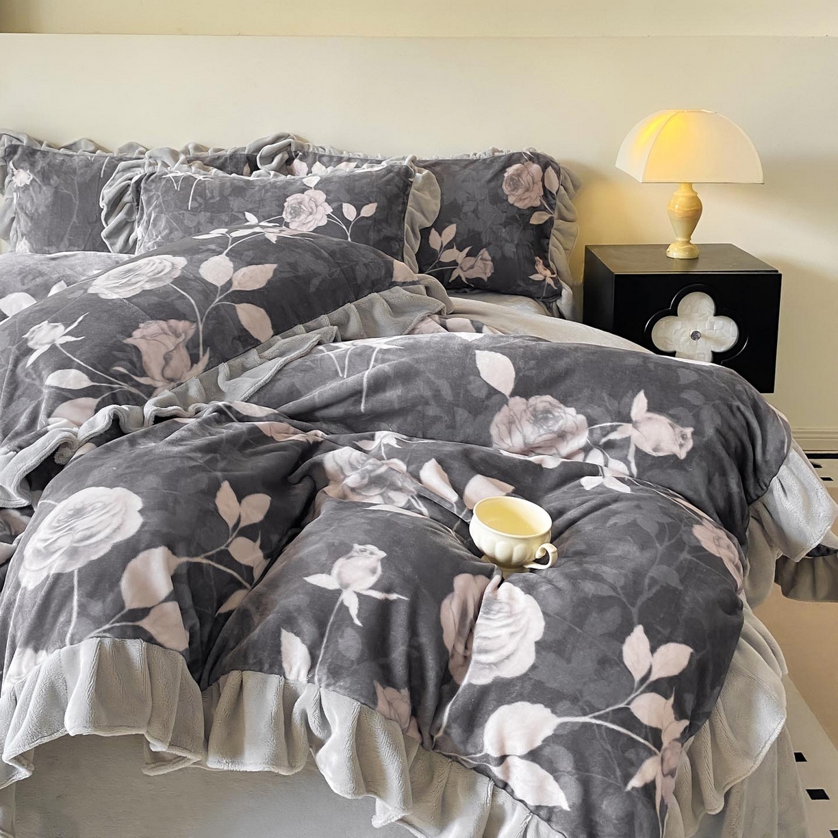 91家纺网 家纺一手货源 找家纺 锦彩家居 2025新款高克重牛奶绒花边款四件套-花屿愿 玫瑰之吻 米