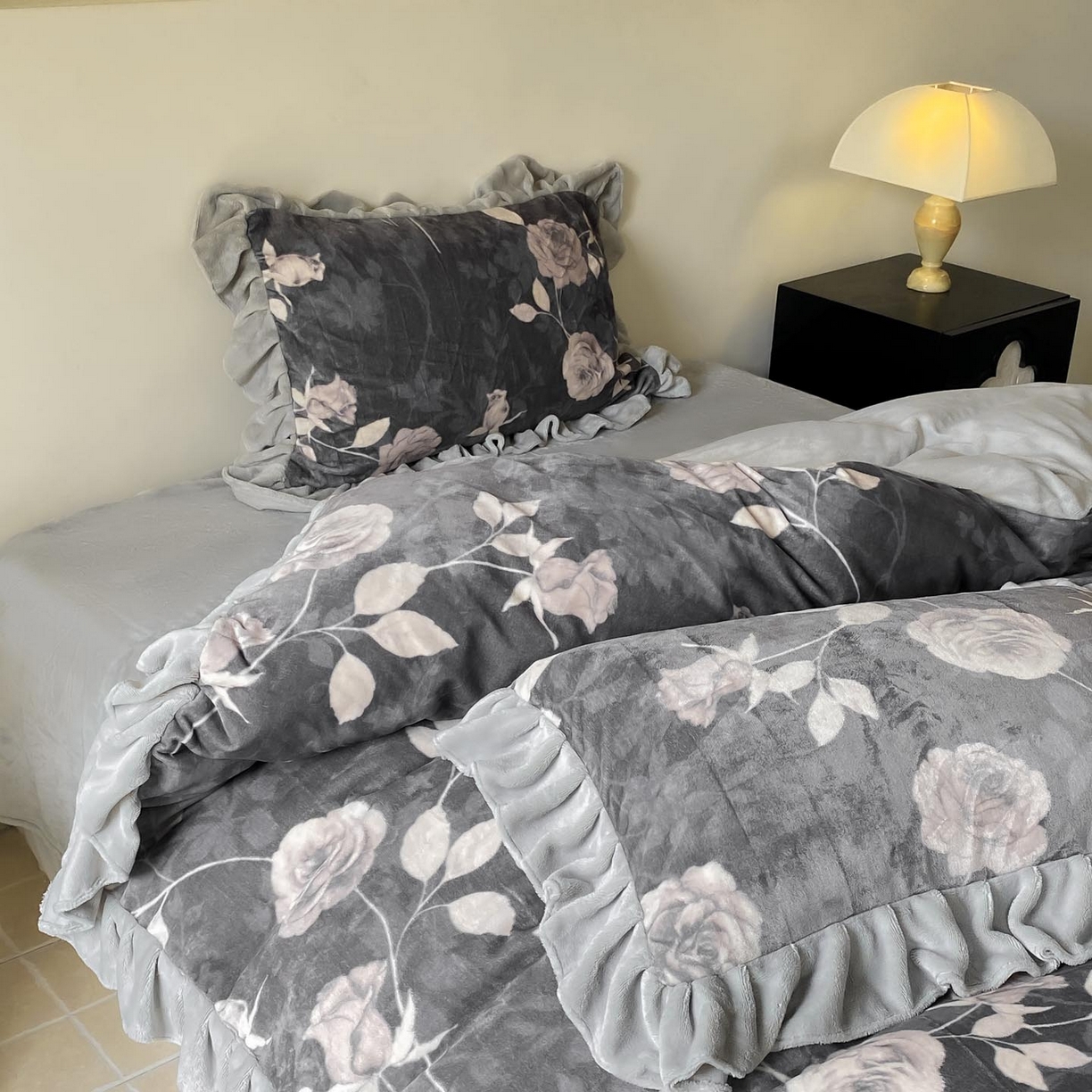 91家纺网 家纺一手货源 找家纺 锦彩家居 2025新款高克重牛奶绒花边款四件套-花屿愿 玫瑰之吻 米