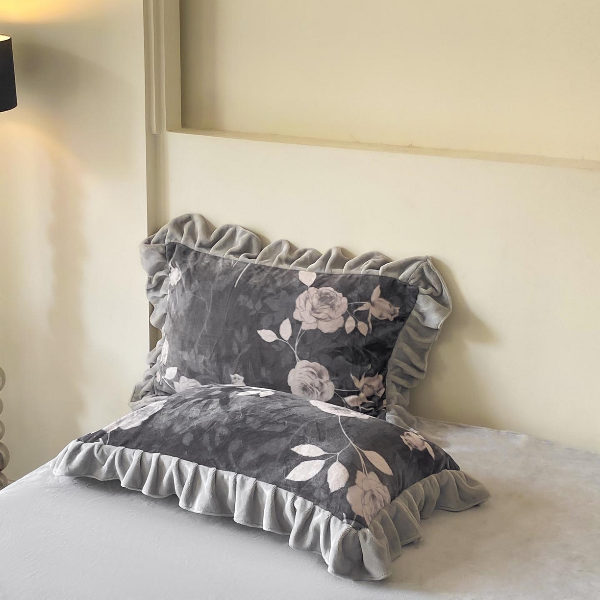 91家纺网 家纺一手货源 找家纺 锦彩家居 2025新款高克重牛奶绒花边款四件套-花屿愿 玫瑰之吻 米