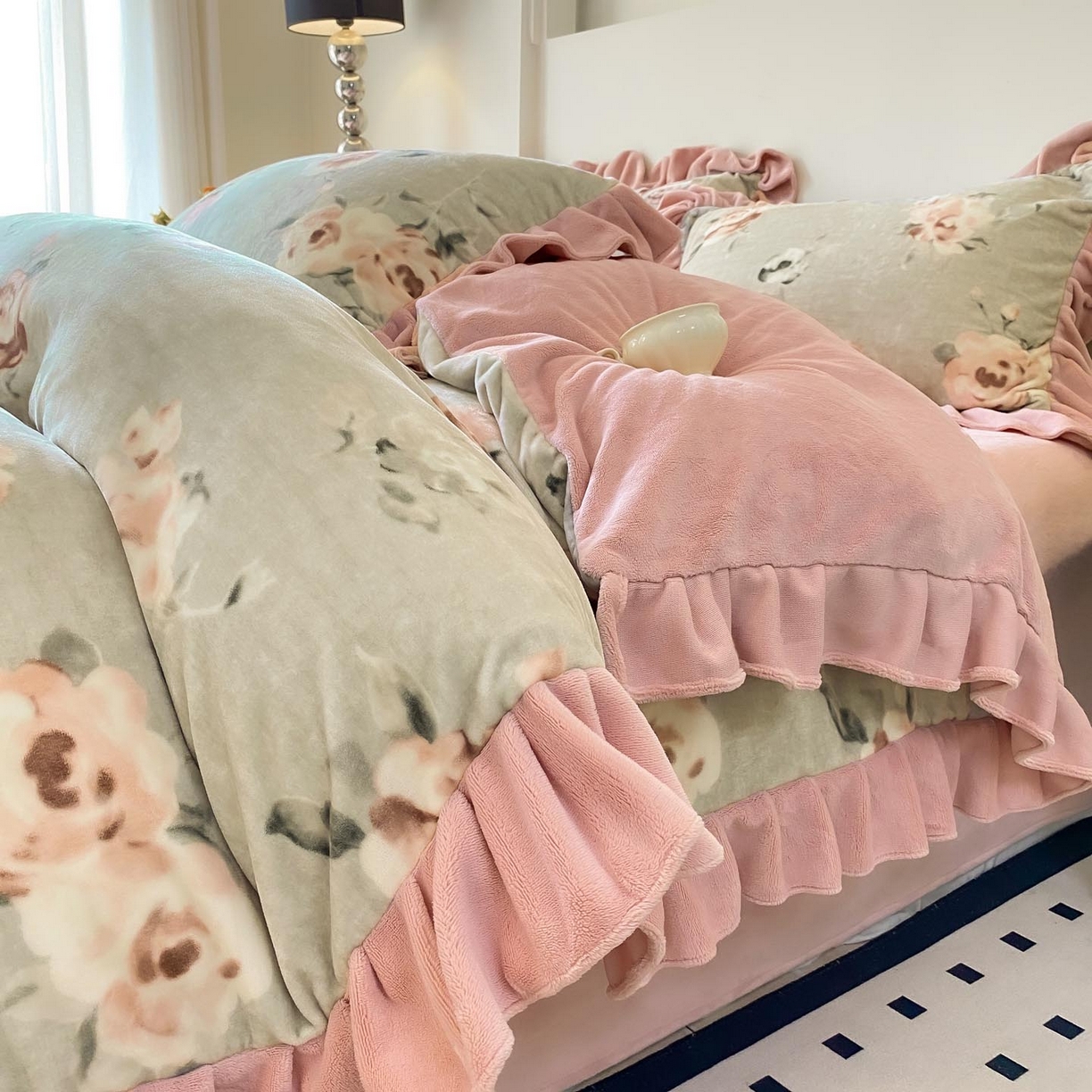 91家纺网 家纺一手货源 找家纺 锦彩家居 2025新款高克重牛奶绒花边款四件套-花屿愿 木棉花 绿