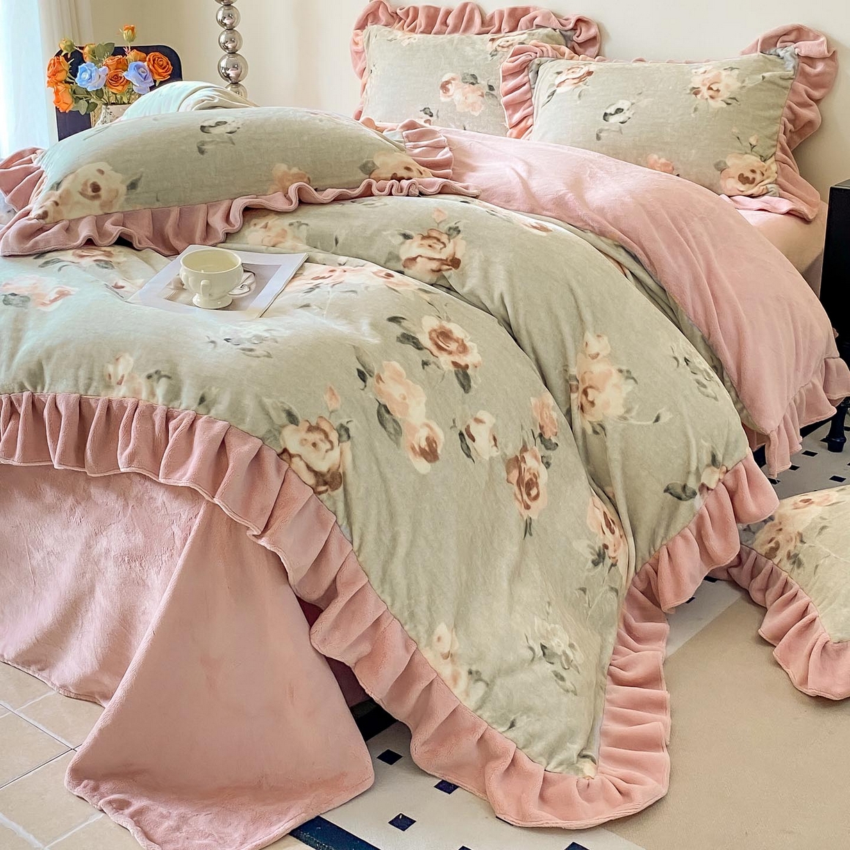 91家纺网 家纺一手货源 找家纺 锦彩家居 2025新款高克重牛奶绒花边款四件套-花屿愿 木棉花 绿