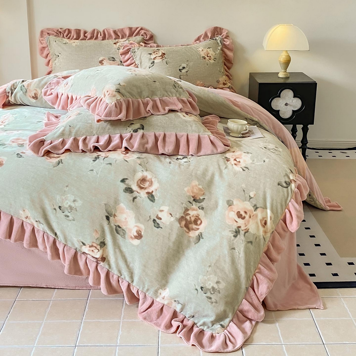 91家纺网 家纺一手货源 找家纺 锦彩家居 2025新款高克重牛奶绒花边款四件套-花屿愿 木棉花 绿