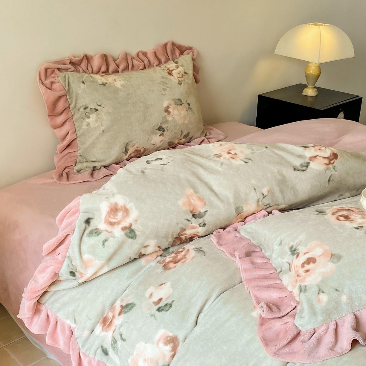 91家纺网 家纺一手货源 找家纺 锦彩家居 2025新款高克重牛奶绒花边款四件套-花屿愿 木棉花 绿