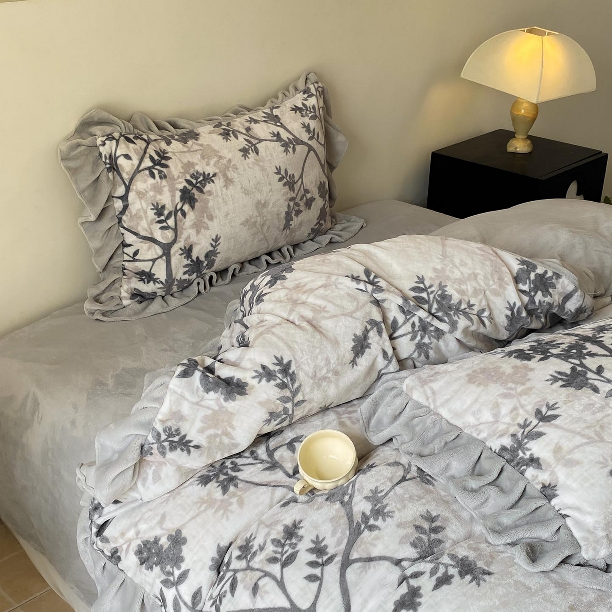 91家纺网 家纺一手货源 找家纺 锦彩家居 2025新款高克重牛奶绒花边款四件套-花屿愿 山奈 米