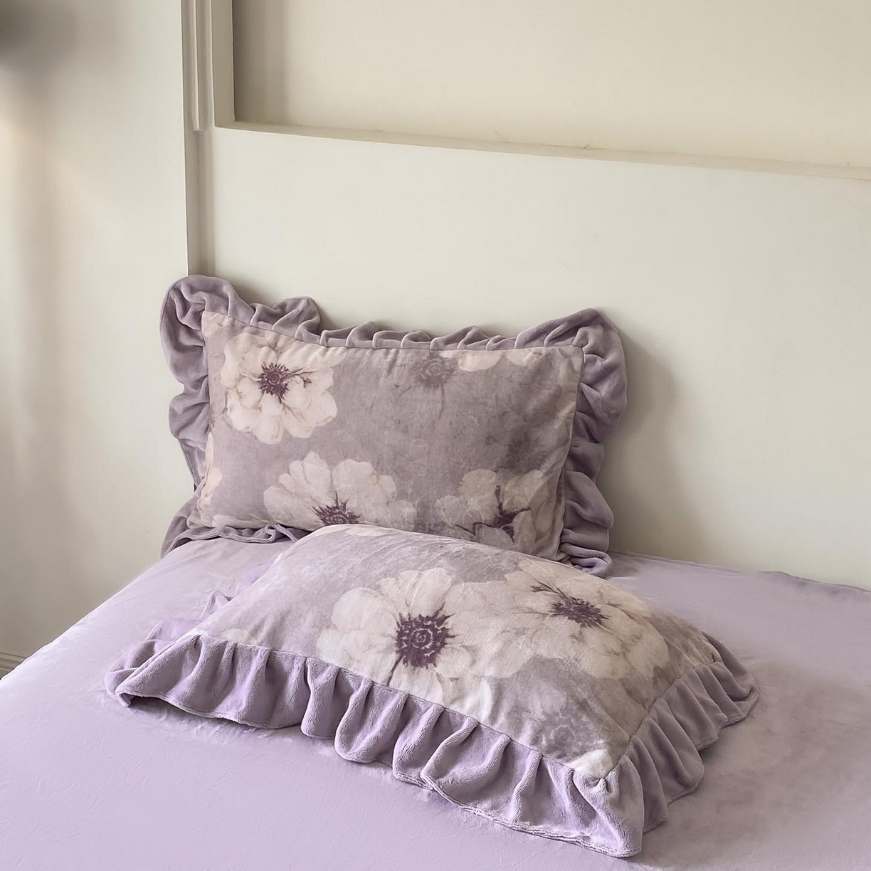 91家纺网 家纺一手货源 找家纺 锦彩家居 2025新款高克重牛奶绒花边款四件套-花屿愿 虞美人 紫