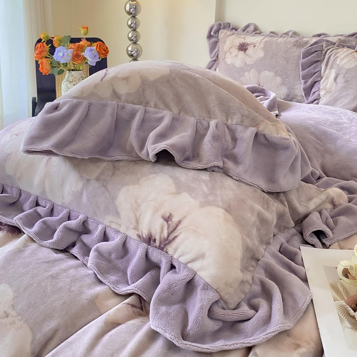 91家纺网 家纺一手货源 找家纺 锦彩家居 2025新款高克重牛奶绒花边款四件套-花屿愿 虞美人 紫