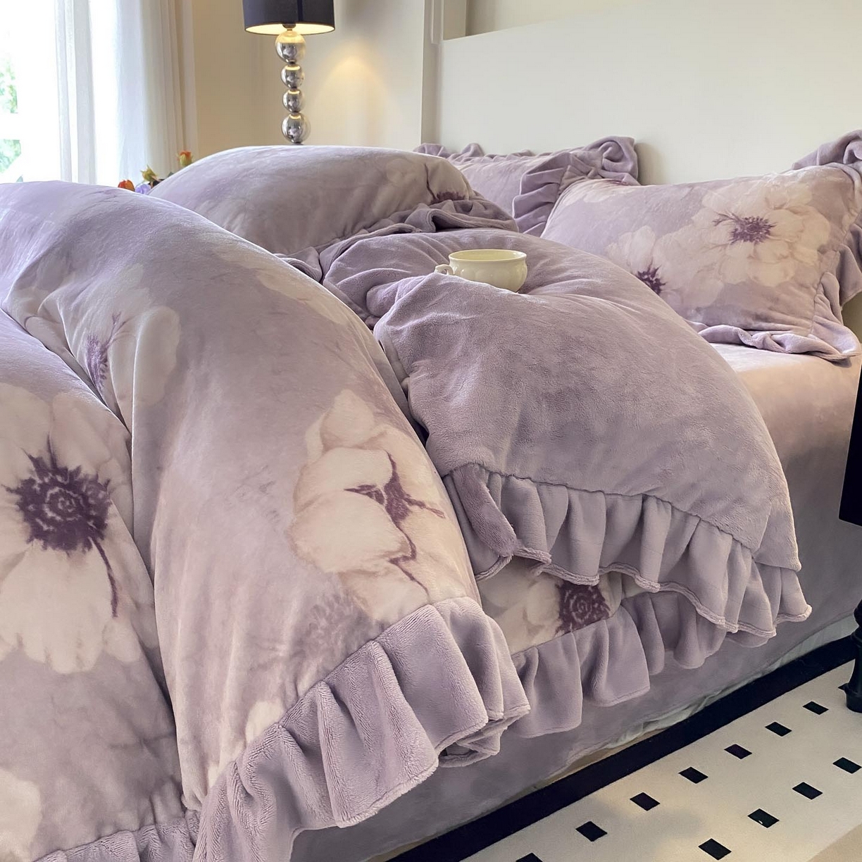 91家纺网 家纺一手货源 找家纺 锦彩家居 2025新款高克重牛奶绒花边款四件套-花屿愿 虞美人 紫