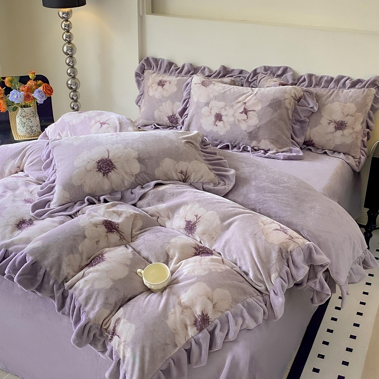 91家纺网 家纺一手货源 找家纺 锦彩家居 2025新款高克重牛奶绒花边款四件套-花屿愿 虞美人 紫