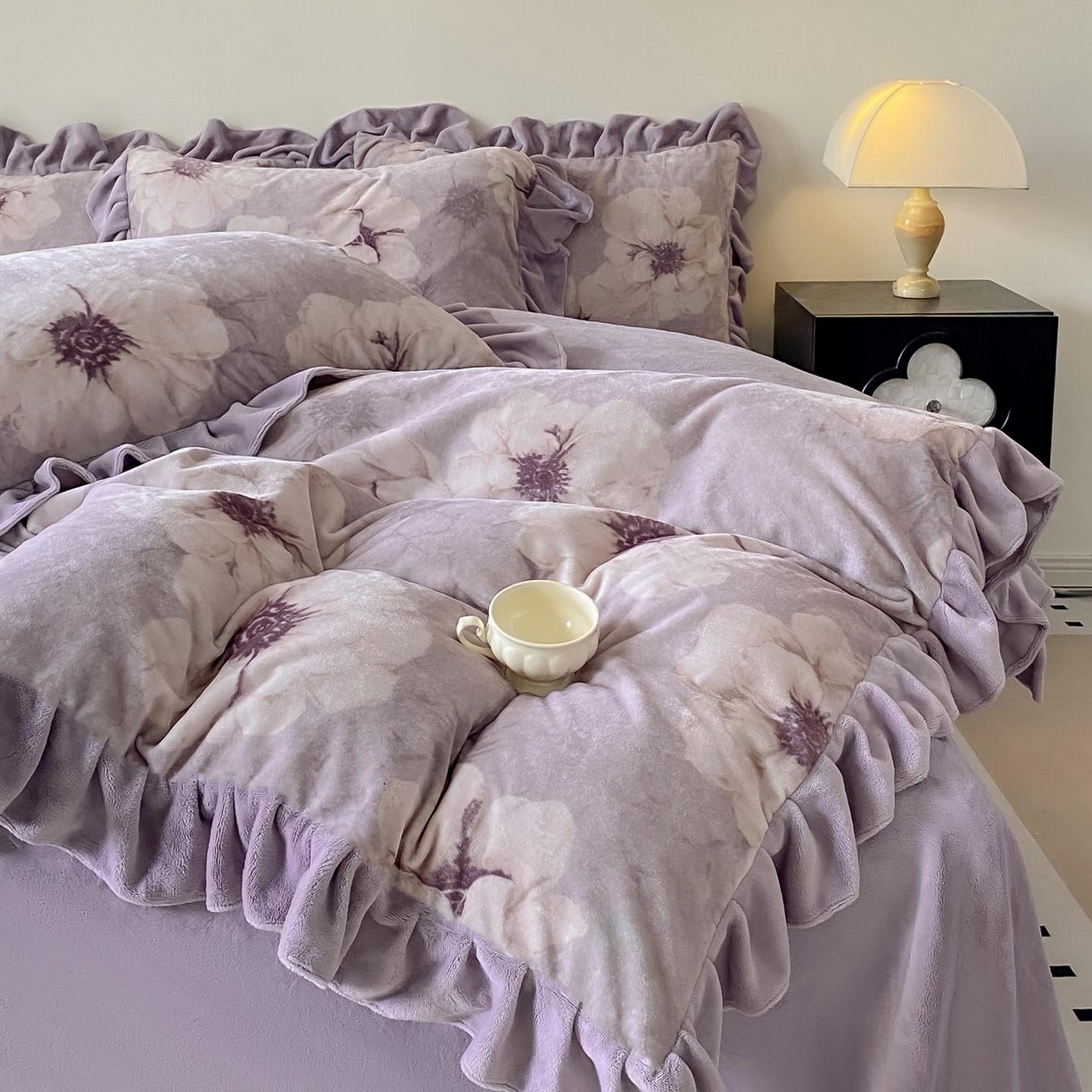 91家纺网 家纺一手货源 找家纺 锦彩家居 2025新款高克重牛奶绒花边款四件套-花屿愿 虞美人 紫