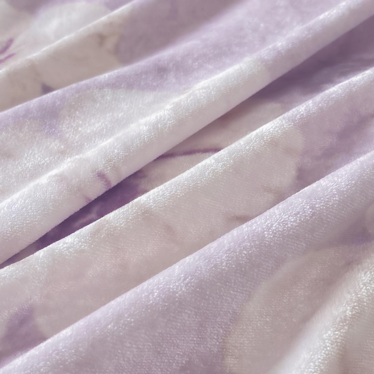 91家纺网 家纺一手货源 找家纺 锦彩家居 2025新款高克重牛奶绒花边款四件套-花屿愿 虞美人 紫