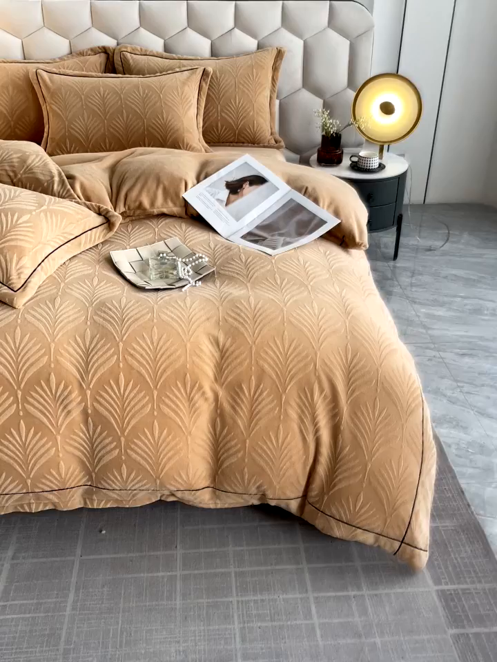 91家纺网 家纺一手货源 找家纺 （总）锦彩家居 2025新款高克重轻奢款牛奶绒雕花四件套-秘境