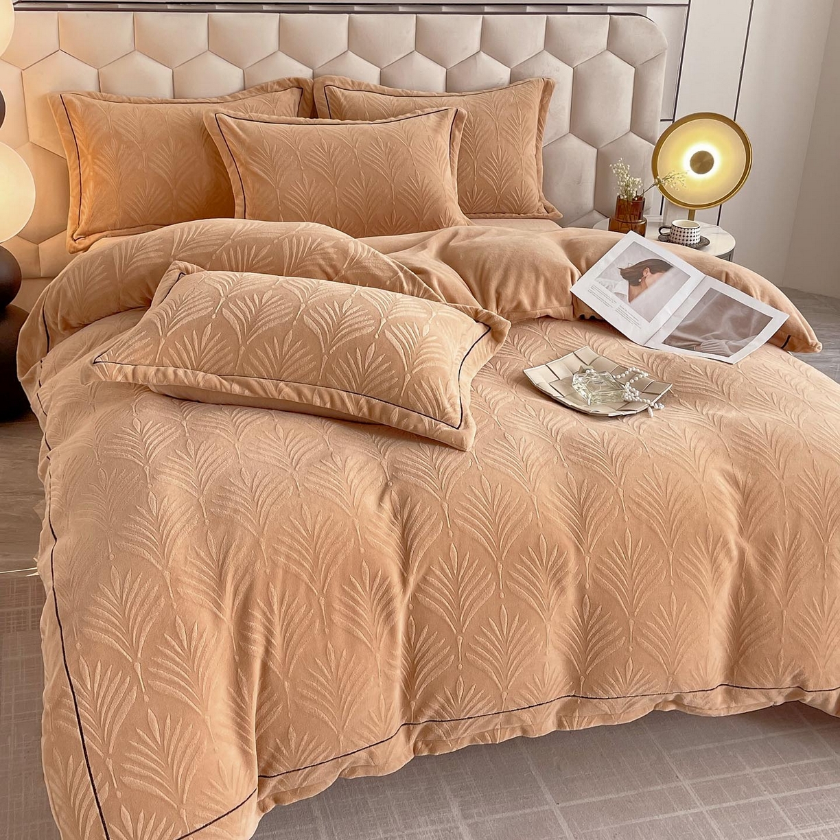 91家纺网 家纺一手货源 找家纺 （总）锦彩家居 2025新款高克重轻奢款牛奶绒雕花四件套-秘境