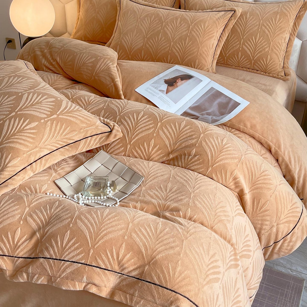 91家纺网 家纺一手货源 找家纺 （总）锦彩家居 2025新款高克重轻奢款牛奶绒雕花四件套-秘境