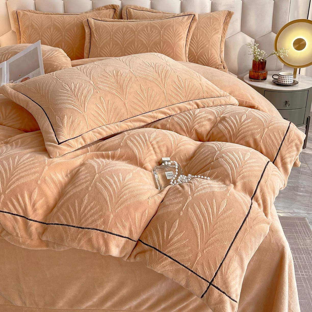 91家纺网 家纺一手货源 找家纺 （总）锦彩家居 2025新款高克重轻奢款牛奶绒雕花四件套-秘境