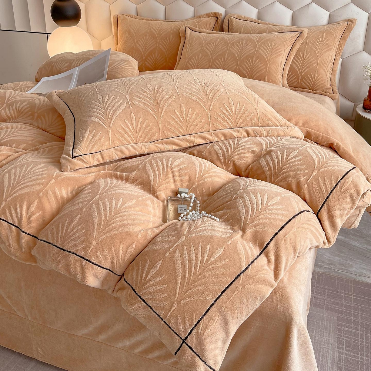 91家纺网 家纺一手货源 找家纺 （总）锦彩家居 2025新款高克重轻奢款牛奶绒雕花四件套-秘境