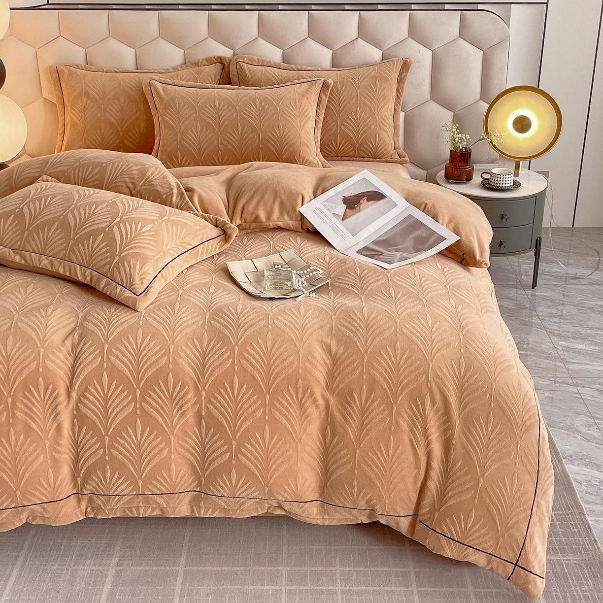 91家纺网 家纺一手货源 找家纺 锦彩家居 2025新款高克重轻奢款牛奶绒雕花四件套-秘境 秘境-浅山咖