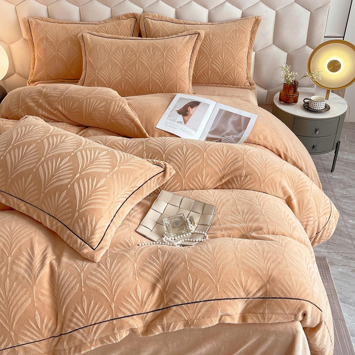 91家纺网 家纺一手货源 找家纺 锦彩家居 2025新款高克重轻奢款牛奶绒雕花四件套-秘境 秘境-浅山咖