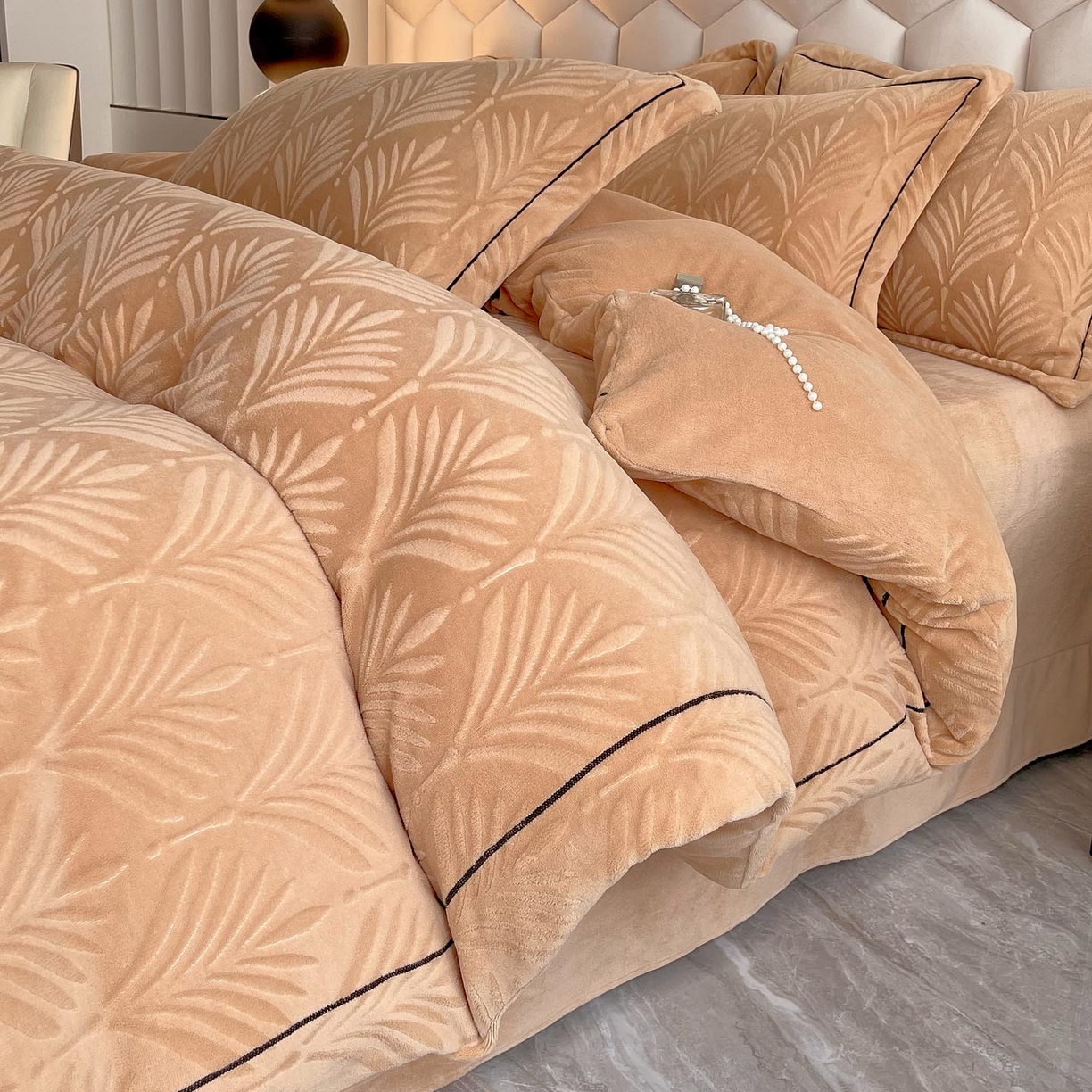 91家纺网 家纺一手货源 找家纺 锦彩家居 2025新款高克重轻奢款牛奶绒雕花四件套-秘境 秘境-浅山咖