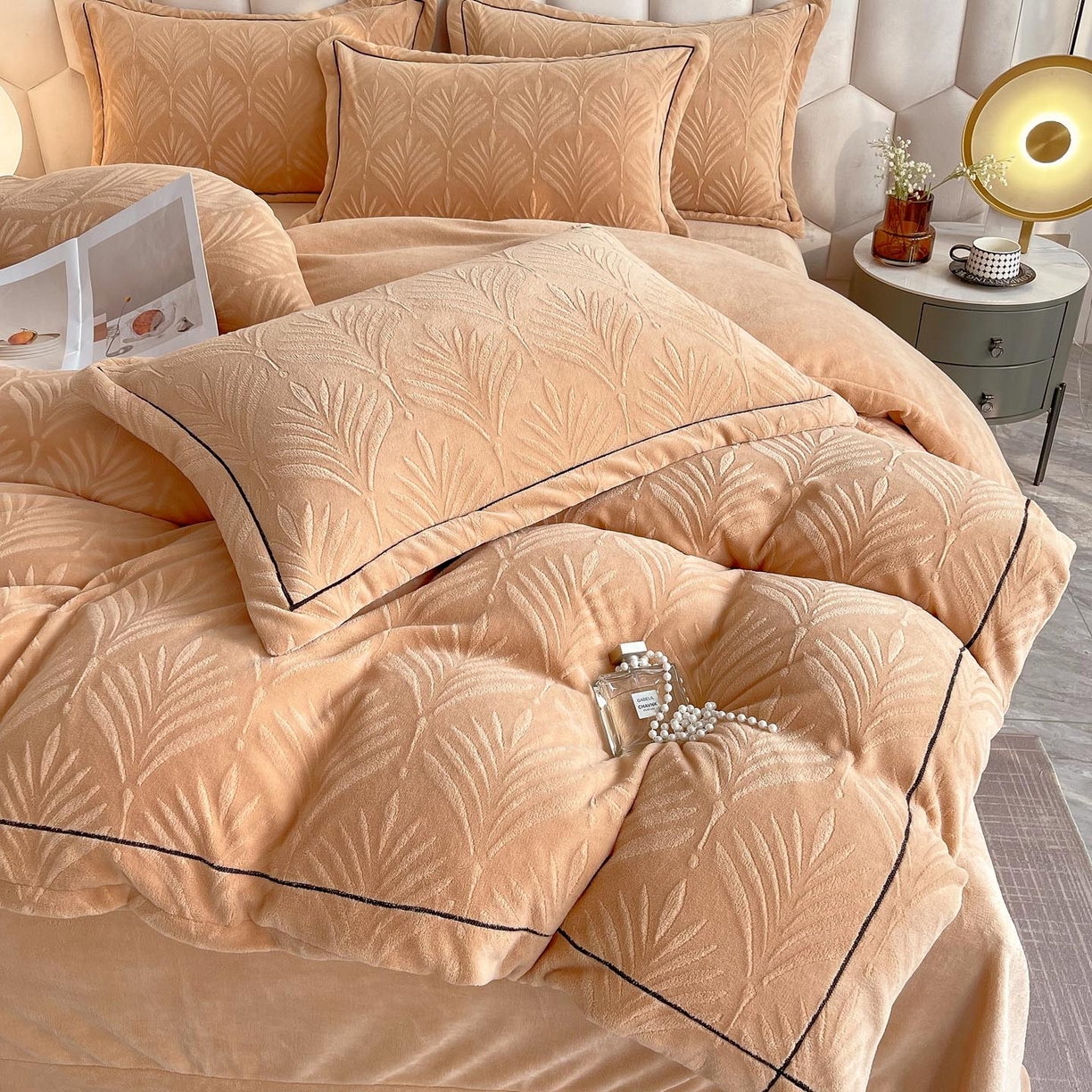 91家纺网 家纺一手货源 找家纺 锦彩家居 2025新款高克重轻奢款牛奶绒雕花四件套-秘境 秘境-浅山咖