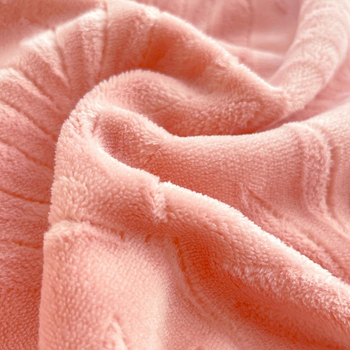 91家纺网 家纺一手货源 找家纺 锦彩家居 2025新款高克重轻奢款牛奶绒雕花四件套-秘境 秘境-樱花粉