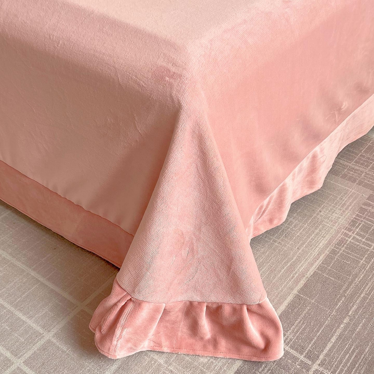 91家纺网 家纺一手货源 找家纺 锦彩家居 2025新款高克重轻奢款牛奶绒雕花四件套-秘境 秘境-樱花粉