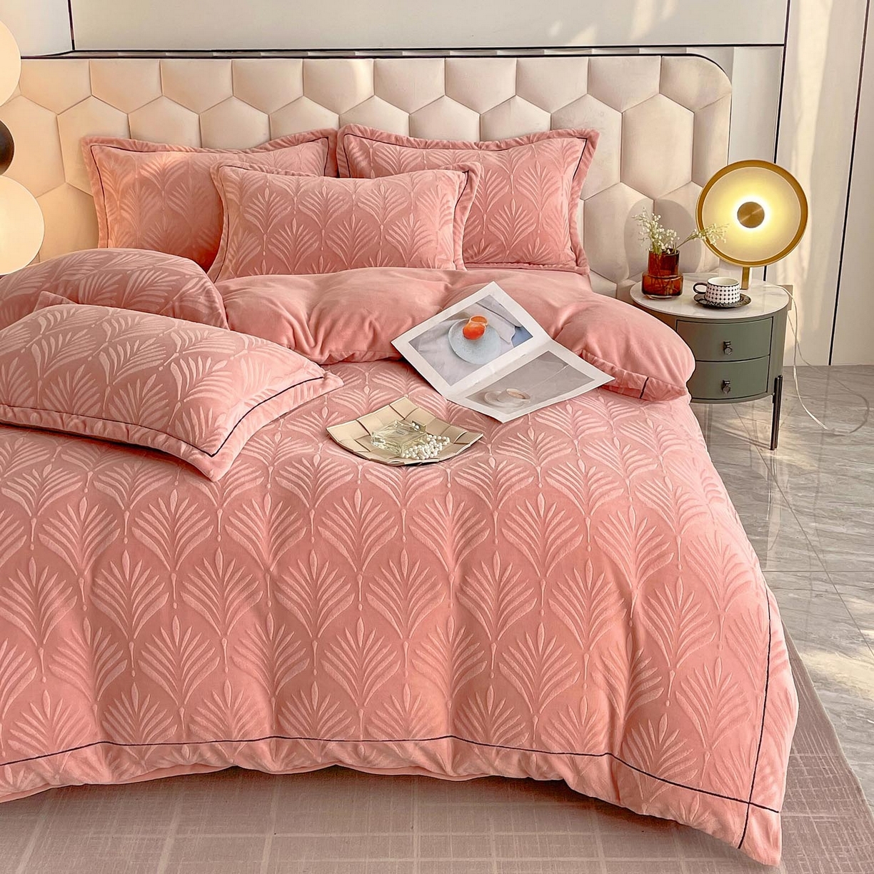 91家纺网 家纺一手货源 找家纺 锦彩家居 2025新款高克重轻奢款牛奶绒雕花四件套-秘境 秘境-樱花粉