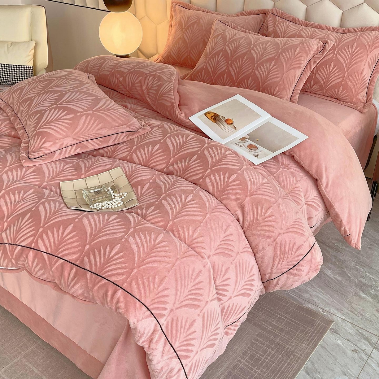 91家纺网 家纺一手货源 找家纺 锦彩家居 2025新款高克重轻奢款牛奶绒雕花四件套-秘境 秘境-樱花粉