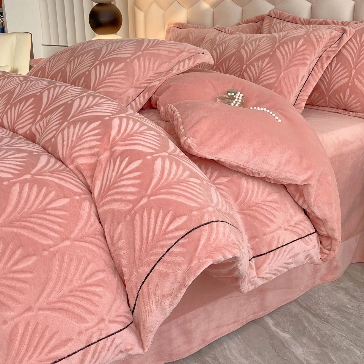 91家纺网 家纺一手货源 找家纺 锦彩家居 2025新款高克重轻奢款牛奶绒雕花四件套-秘境 秘境-樱花粉