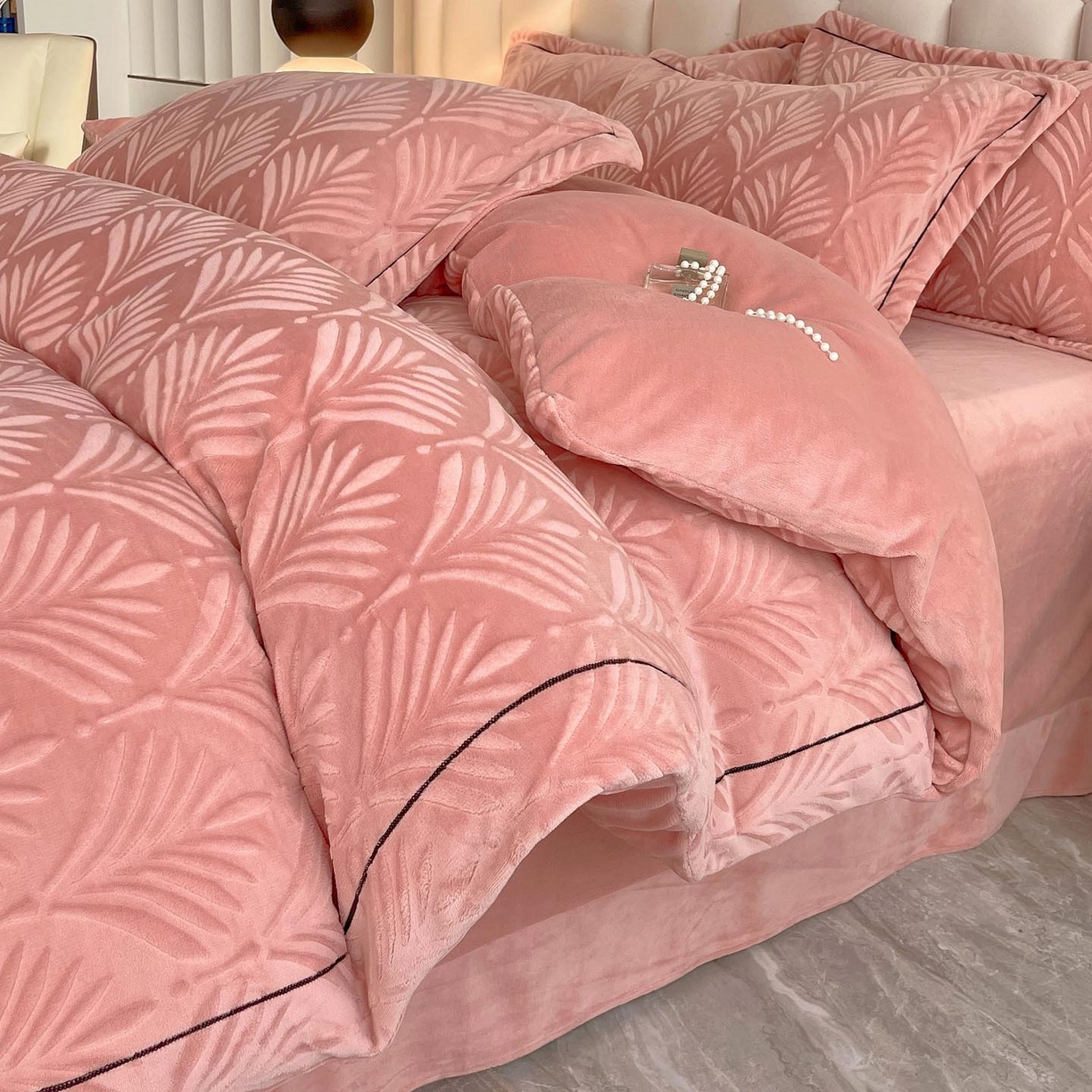 91家纺网 家纺一手货源 找家纺 锦彩家居 2025新款高克重轻奢款牛奶绒雕花四件套-秘境 秘境-樱花粉