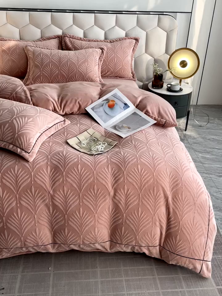 91家纺网 家纺一手货源 找家纺 锦彩家居 2025新款高克重轻奢款牛奶绒雕花四件套-秘境 秘境-樱花粉