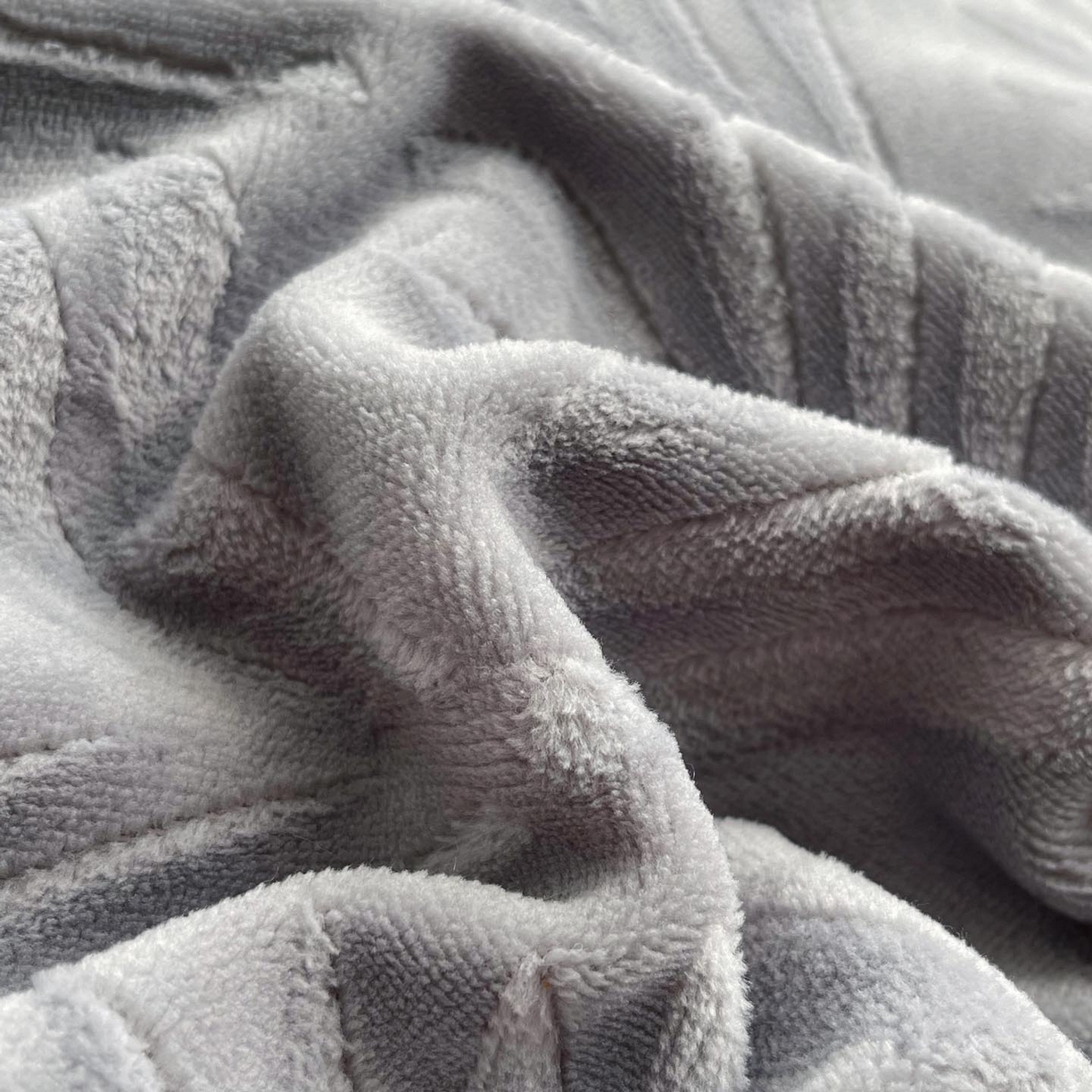 91家纺网 家纺一手货源 找家纺 锦彩家居 2025新款高克重轻奢款牛奶绒雕花四件套-秘境 秘境-云岩灰