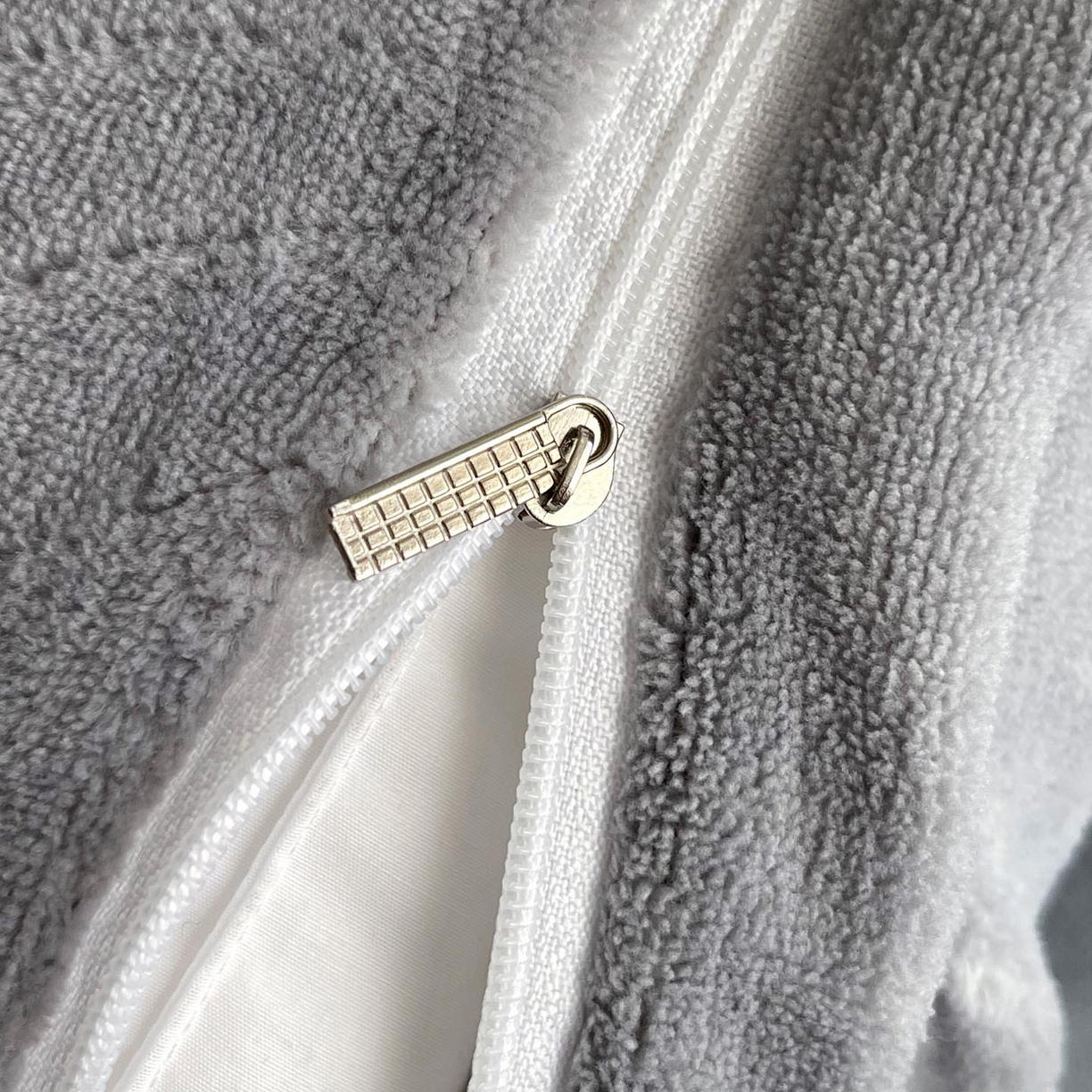 91家纺网 家纺一手货源 找家纺 锦彩家居 2025新款高克重轻奢款牛奶绒雕花四件套-秘境 秘境-云岩灰