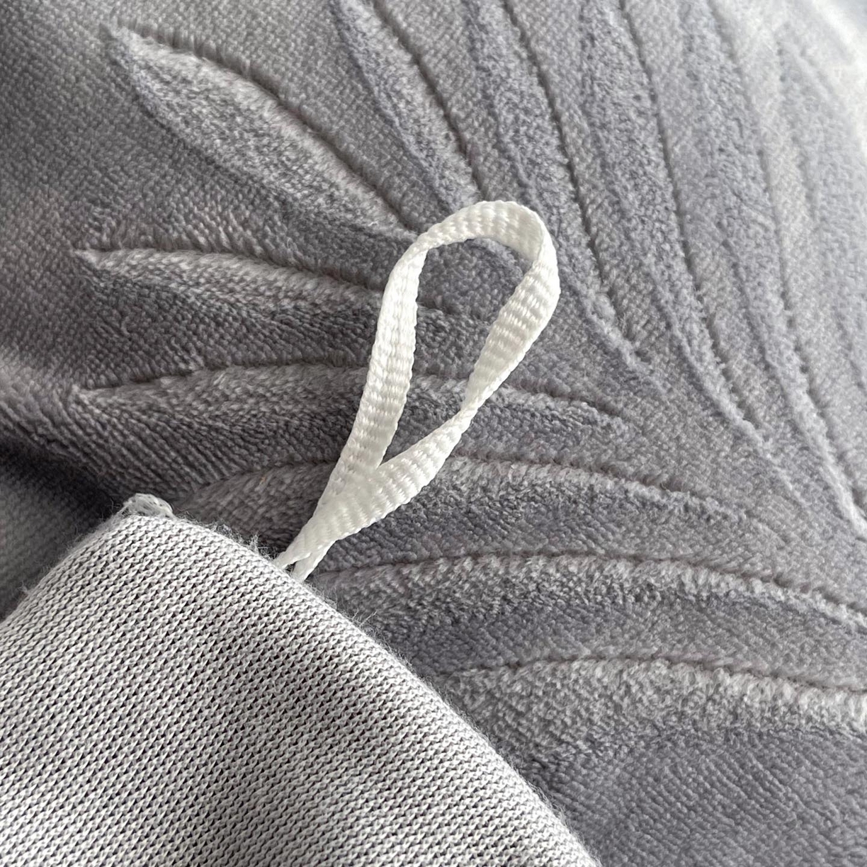 91家纺网 家纺一手货源 找家纺 锦彩家居 2025新款高克重轻奢款牛奶绒雕花四件套-秘境 秘境-云岩灰