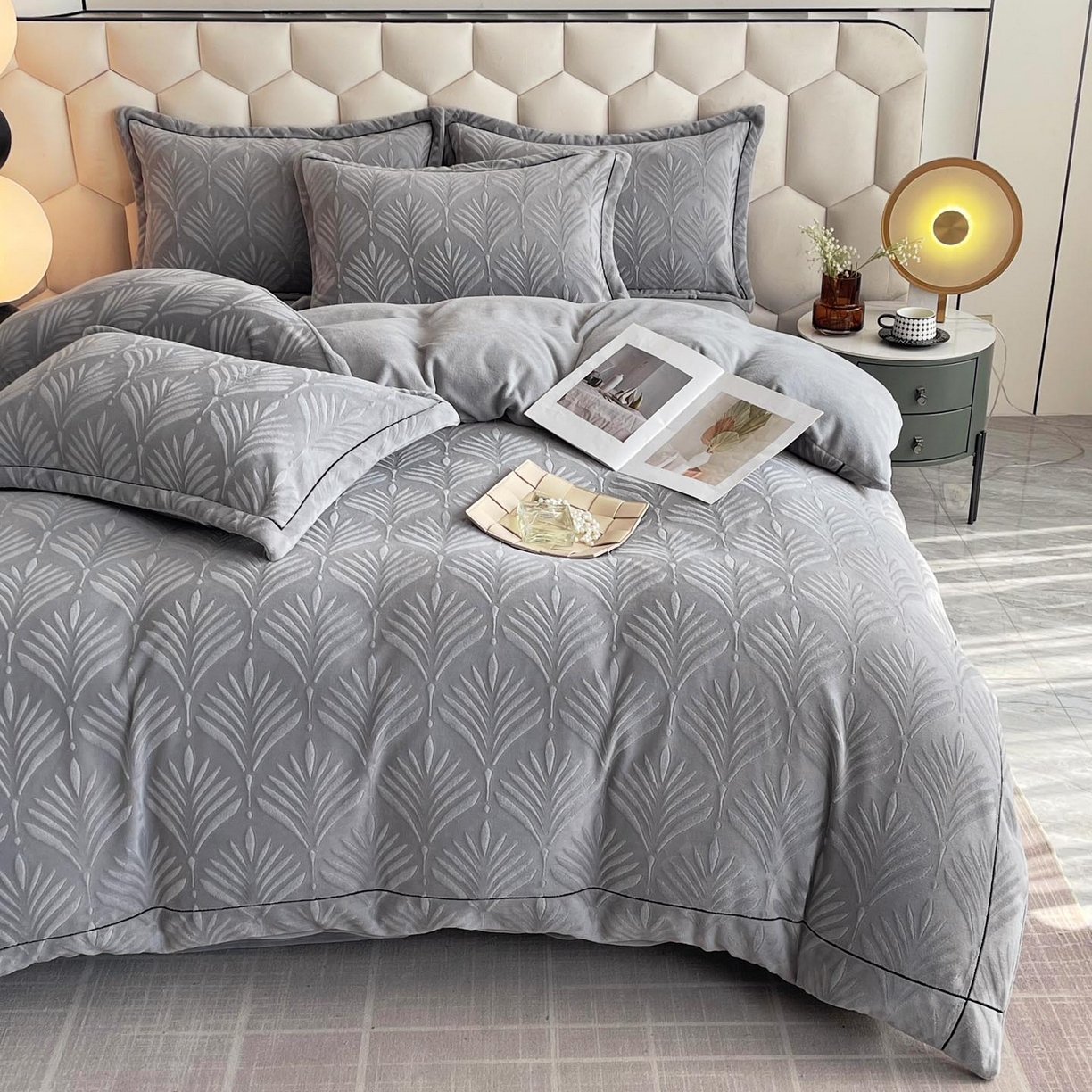 91家纺网 家纺一手货源 找家纺 锦彩家居 2025新款高克重轻奢款牛奶绒雕花四件套-秘境 秘境-云岩灰