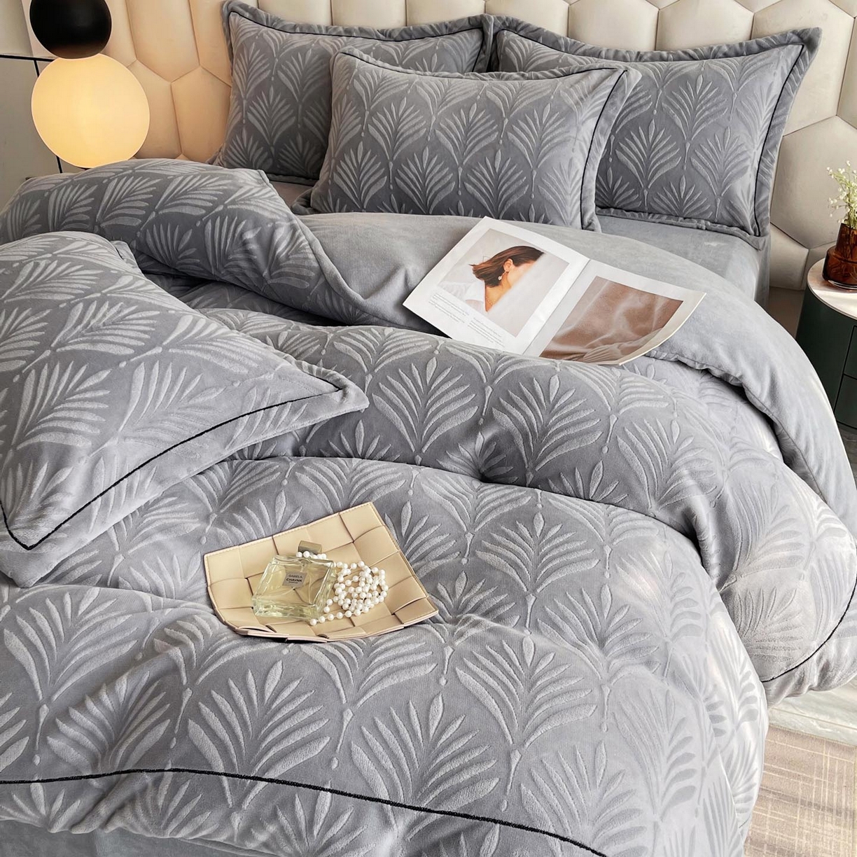 91家纺网 家纺一手货源 找家纺 锦彩家居 2025新款高克重轻奢款牛奶绒雕花四件套-秘境 秘境-云岩灰