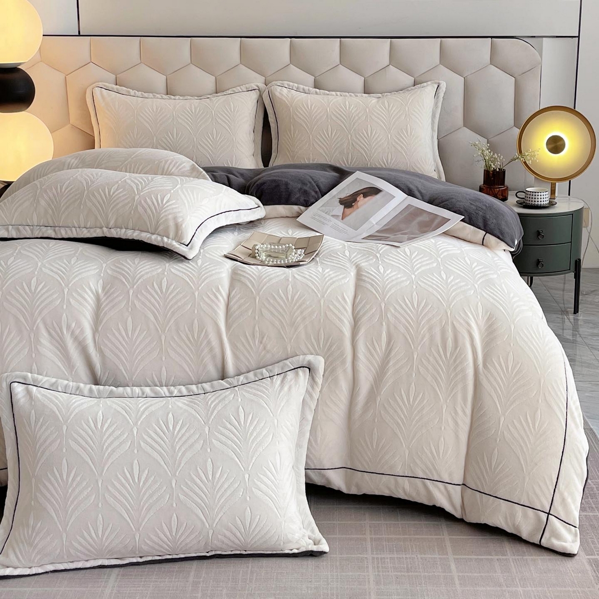 91家纺网 家纺一手货源 找家纺 锦彩家居 2025新款高克重轻奢款牛奶绒雕花四件套-秘境 秘境-奶油白